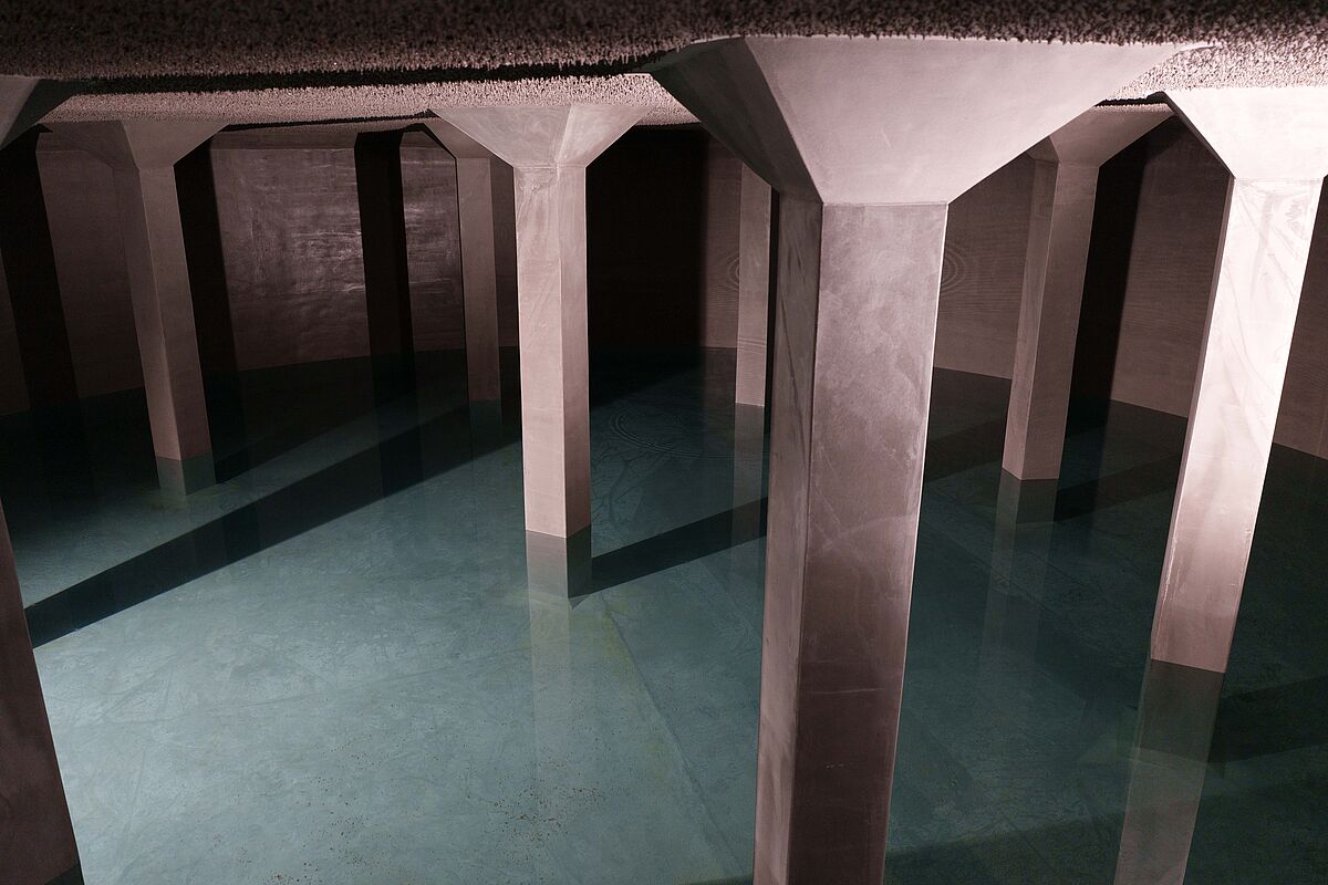 Foto aus dem Inneren eines Hochehälters. Zu sehen ist ein Raum mit Säulen, in dem klares blaues Wasser steht.